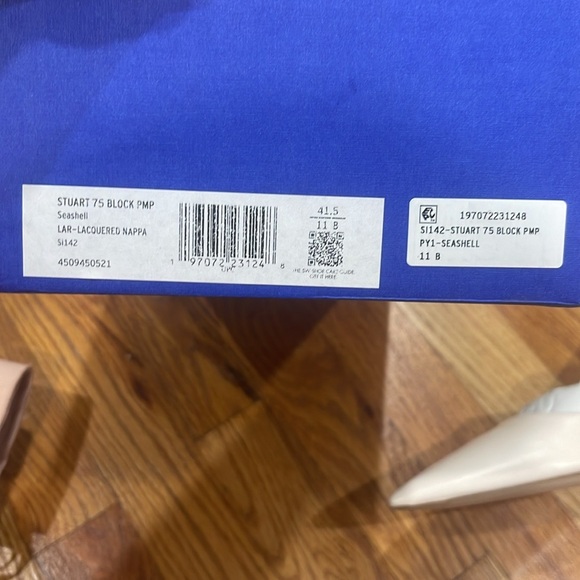 Stuart Weitzman - Picture 4 of 6